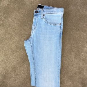 J BRAND LIGHT WASH SKINNY JEANS SIZE 28